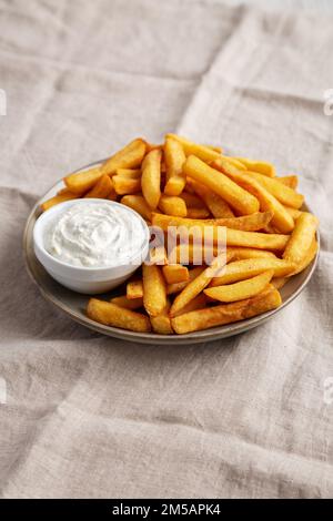 Frites maison avec vinaigrette Ranch sur une assiette, vue latérale. Banque D'Images