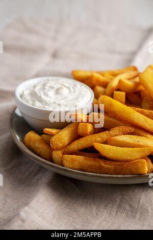 Frites maison avec vinaigrette Ranch sur une assiette, vue latérale. Banque D'Images