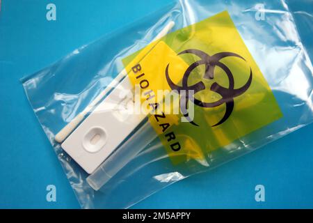 Utilisé le kit de test d'antigène Covid du SRAS dans le sac jetable de danger biologique jeté dans une poubelle. Banque D'Images