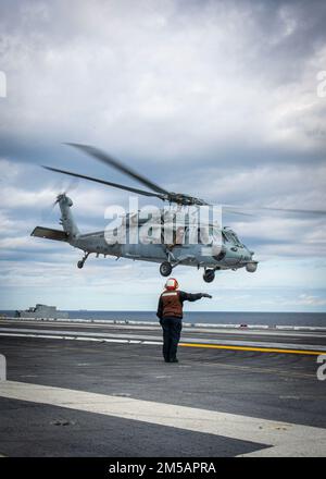 220216-N-SY758-1026 OCÉAN ATLANTIQUE (FÉV 16, 2022) un hélicoptère MH-60s Knight Hawk, attaché à l'escadron de combat en mer (HSC-5), décolle du pont de vol du porte-avions USS George H.W. Bush (CVN 77) au cours du problème de disponibilité de la formation du navire sur mesure/évaluation finale (TSTA/FEP), 16 février 2022. La TSTA/FEP est une évolution de la formation en plusieurs phases conçue pour donner à l’équipage une base solide de compétences opérationnelles au niveau de l’unité et pour améliorer la capacité du navire à s’autoentraîner. George H.W. Bush fournit à l’autorité de commandement nationale une capacité de combat flexible et tailleurs Banque D'Images