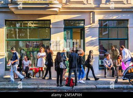 Berlin Mitte, Augusttr., ouverture de la galerie, les gens debout devant de grandes fenêtres Banque D'Images