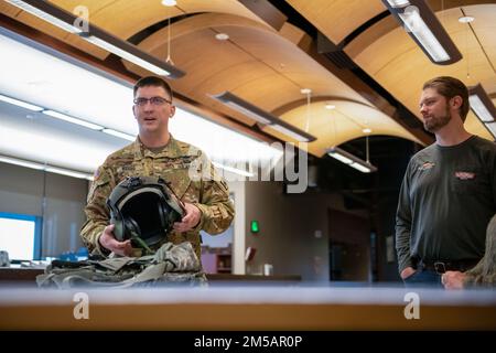 L'adjudant-chef 4 Michael Reisig parle de l'installation au groupe de direction de la région de Gillette à l'installation de soutien de l'aviation de l'Armée de terre à F.E. Warren AFB le 16 février 2022, Cheyenne, WyO. Les dirigeants de Gillette ont visité les installations de l'Armée de terre du Wyoming et de la Garde nationale aérienne pour en apprendre davantage sur la Garde. Banque D'Images