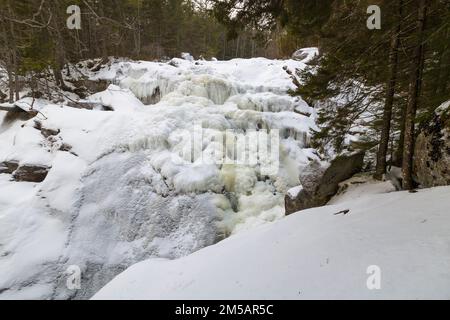 Upper Georgiana Falls à Lincoln, New Hampshire couvert de glace le jour de janvier. Ces chutes sont également appelées Georgiana Falls. Banque D'Images