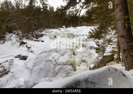 Upper Georgiana Falls à Lincoln, New Hampshire couvert de glace le jour de janvier. Ces chutes sont également appelées Georgiana Falls. Banque D'Images