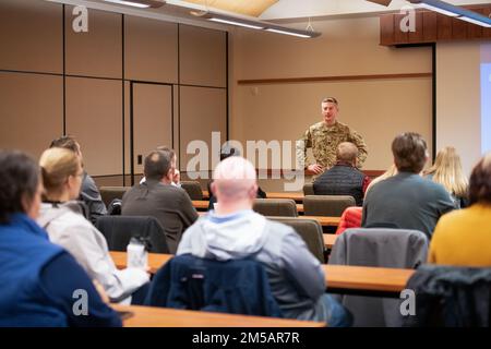 L'adjudant-chef 4 Michael Reisig parle de l'installation au groupe de direction de la région de Gillette à l'installation de soutien de l'aviation de l'Armée de terre à F.E. Warren AFB le 16 février 2022, Cheyenne, WyO. Les dirigeants de Gillette ont visité les installations de l'Armée de terre du Wyoming et de la Garde nationale aérienne pour en apprendre davantage sur la Garde. Banque D'Images