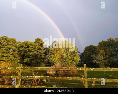 Une belle photo d'un double arc-en-ciel au-dessus d'un parc luxuriant à Fjalkinge, en Suède Banque D'Images