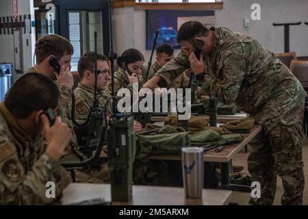 ÉTATS-UNIS Le Sgt. Fred Morton, directeur des opérations pour le vol d’entraînement au combat 137th, Oklahoma la Garde nationale aérienne teste la radio satellite tactique AN/PRC-117G d’un étudiant au cours d’une classe tenue à la base de la Garde nationale aérienne Will Rogers, Oklahoma City, le 7 février 2022. Les instructeurs ont enseigné aux étudiants comment programmer et communiquer sur des radios comprenant les MODÈLES AN/PRC-117G, AN/PRC-152A et AN/PRC-150. Banque D'Images