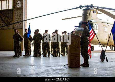 Le capitaine Kimberly Denny, commandant entrant de la compagnie Bravo, 82nd, Bataillon de l'aviation de soutien général de la division aéroportée, soulage le capitaine Darren Berrigan, commandant sortant, de commandement le 17 février 2022, fort Bragg, N.C.. Denny a été auparavant officier adjoint des opérations de la brigade pendant 10 mois à la Brigade de l'aviation de combat de 82nd. Banque D'Images