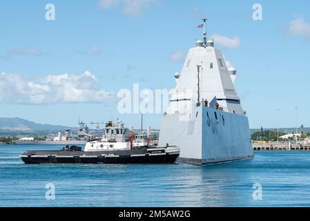 Le destroyer de classe Zumwalt, USS Michael Monsoor (DDG 1001), visite la base conjointe Pearl Harbor-Hickam alors qu'il est en service à la flotte américaine 3rd le 17 février 2022. L'USS Michael Monsoor est nommé en l'honneur de la classe Master-atArms 2nd (SCEAU) Michael Monsoor, qui a reçu à titre posthume la Médaille d'honneur pour ses actions héroïques lors de son service à Ramadi, en Irak, en 2006. Banque D'Images