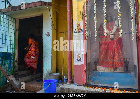 Kolkata, Inde. 25th décembre 2022. Une femme décorera mère Merry et Jésus à l'intérieur de sa maison à l'occasion de Noël à la périphérie de Kolkata, en Inde, le 25 décembre 2022. (Photo de Sudipta Das/Pacific Press/Sipa USA) crédit: SIPA USA/Alay Live News Banque D'Images