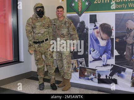 Major général Antonio V. Munera, commandant général du Commandement chimique, biologique, radiologique, nucléaire, explosif (CBRNE) de 20th, États-Unis Le premier ministre de la Défense, formation de tous les dangers; pose avec le nouvel ensemble de tous les dangers tactiques, février 17, au quartier général du terrain d’essai d’Aberdeen, Maryland. Membres de l'Agence de réduction de la menace de défense et des États-Unis Le Centre de biologie chimique du Commandement du développement des capacités de combat de l'armée a présenté les derniers équipements de protection individuelle CBRN à l'équipe de commandement CBRNE 20th et a démontré certaines fonctionnalités et capacités de l'ensemble. Banque D'Images