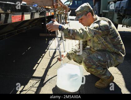 HONOLULU, Hawaii (17 février 2022) – États-Unis Joshua Jimenez, affecté à la Compagnie des ingénieurs 95th, 84th Bataillon des ingénieurs, 130th Brigade des ingénieurs, remplit un conteneur d'eau en vrac à la station de distribution d'eau Moanalua Terrace de la Marine Exchange. ÉTATS-UNIS Navy travaille en étroite collaboration avec le ministère de la Santé d'Hawaii, aux États-Unis Environmental protection Agency et les États-Unis L’Armée de terre restaurera de l’eau potable dans les collectivités d’habitation de la base conjointe Pearl Harbour-Hickam par échantillonnage et rinçage, et par le rétablissement du puits de Red Hill. Pour plus d'informations, rendez-vous sur : www.navy.mil/jointbasewater. Banque D'Images