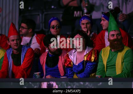 Alexandra Palace, Londres, Royaume-Uni. 27th décembre 2022. 2022/23 PDC Cazoo World Darts Championships Day 10 session en soirée; Dart fans en costume fantaisie crédit: Action plus Sports/Alamy Live News Banque D'Images