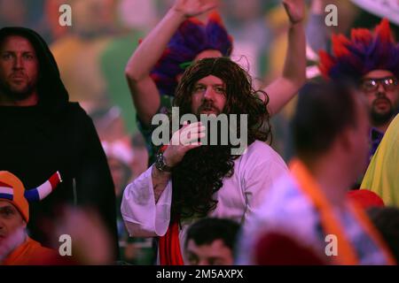 Alexandra Palace, Londres, Royaume-Uni. 27th décembre 2022. 2022/23 PDC Cazoo World Darts Championships Day 10 session en soirée; Dart fans en costume fantaisie crédit: Action plus Sports/Alamy Live News Banque D'Images