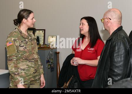 Le sergent Gabrielle Herting de la Garde nationale de l'Armée de l'Oregon (à gauche) s'entretient avec des membres de la communauté de Medford au nouveau centre de recrutement de la Garde nationale de l'Armée de terre à Medford, en Oregon, le 17 février 2022. Des membres de la Chambre de commerce, le major Randy Sparacino et d'autres ont contribué à célébrer l'ouverture officielle de l'après-midi. (Photo de la Garde nationale aérienne par John Hughel, ministère des Affaires publiques de l'Oregon) Banque D'Images