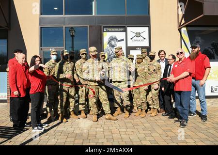 Le capitaine de la Garde nationale de l'Armée de l'Oregon, Christopher Campbell, coupe le ruban pour le nouveau centre de recrutement de la Garde nationale de l'Armée de terre à Medford, en Ontario, le 17 février 2022. Des membres de la Chambre de commerce, le major Randy Sparacino et d'autres ont contribué à célébrer l'ouverture officielle de l'après-midi. (Photo de la Garde nationale aérienne par John Hughel, ministère des Affaires publiques de l'Oregon) Banque D'Images