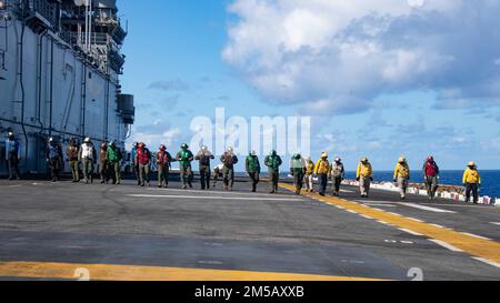 OCÉAN PACIFIQUE (17 février 2022) des marins affectés au navire d'assaut amphibie de classe Wasp USS Essex (LHD 2) et des Marines affectés à l'unité expéditionnaire maritime (UMM) 11th conduisent une promenade en terre de débris d'objets étrangers (FOD) à bord d'Essex, le 17 février 2022. Les marins et les marins du Essex amphibie Ready Group (ARG) et du MEU 11th sont en cours d'exécution des opérations de routine dans la flotte américaine 3rd. Banque D'Images