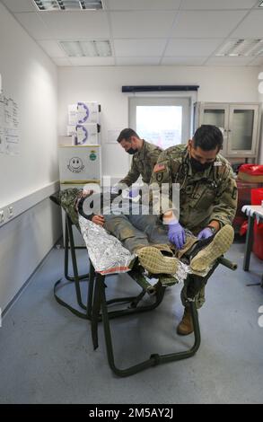 Les soldats de la 547th Medical Company (Area support), 62nd Medical Brigade, réagissent à un accident fictif lors d'un événement de formation de masse sur les victimes au joint multinational Readiness Centre à Hohenfels, Allemagne, le 17 février 2022. La Med 547th. Co. Est en Europe et soutient l'équipe de combat de la Brigade d'infanterie de 116th, la Garde nationale de l'Armée de Virginie, qui se prépare à se déployer dans les Balkans pour soutenir la mission de l'OTAN en cours dans la région. Banque D'Images