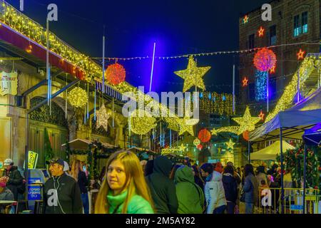 Jérusalem, Israël - 24 décembre 2022 : scène de la veille de Noël dans les ruelles du quartier chrétien de la vieille ville, avec des visiteurs. Jérusalem, Israël Banque D'Images