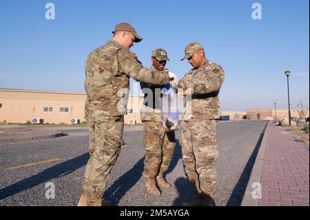 ÉTATS-UNIS Des aviateurs affectés à l'escadron de génie civil expéditionnaire 386th collectent des déchets devant les bâtiments de dortoir de la base aérienne Ali Al Salem, au Koweït, le 17 février 2022. Les unités de la base se rassemblent pour ramasser les déchets pour le programme d'embellissement de la base. Banque D'Images