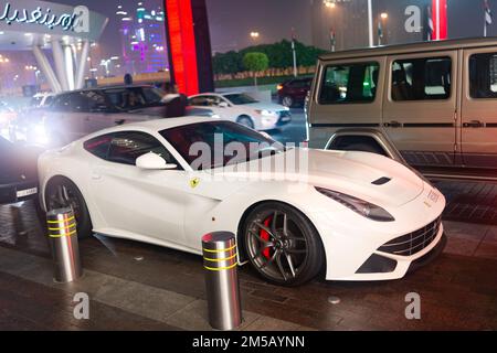 Dubaï, Émirats arabes Unis - 23 décembre 2017 : Ferrari F12 berlinetta Banque D'Images