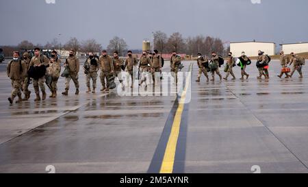 Des centaines d'aviateurs affectés à la base aérienne de Hill, Utah, arrivent à la base aérienne de Spangdahlem, en Allemagne, le 17 février 2022. Le soutien et la base de ces forces sont la preuve de l'engagement ferme de l'escadre de combat de 52nd envers les alliés de l'OTAN et une Europe entière, libre et pacifique. Banque D'Images