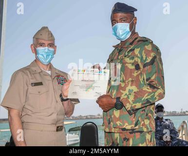 DJIBOUTI, Djibouti (17 février 2022) – États-Unis Mark Haigi, commandant adjoint du Commandement de combat expéditionnaire de la Marine, présente un certificat d'achèvement à Wirdane Litoufii, un marin sénégalais, au cours des cérémonies de clôture de l'exercice Cutlass Express 2022 qui s'est tenu au quai de la marine djiboutienne à Djibouti, à Djibouti, en février 17. Cutlass Express 2022, parrainé par les États-Unis Commandement de l'Afrique et dirigé par les États-Unis Forces navales en Afrique, vise à améliorer la coopération régionale entre les pays participants afin d'accroître la sécurité maritime dans les régions d'Afrique de l'est. Banque D'Images