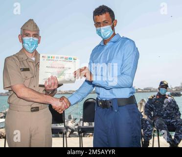 DJIBOUTI, Djibouti (17 février 2022) – États-Unis Mark Haidis, commandant adjoint du Commandement de combat expéditionnaire de la Marine, présente un certificat d'achèvement à Abdulasalam Aref Ali Ahmed, membre de la Garde côtière du Yémen, lors des cérémonies de clôture de l'exercice Cutlass Express 2022 qui se tient au quai de la marine djiboutienne à Djibouti, Djibouti, le 17 février. Cutlass Express 2022, parrainé par les États-Unis Commandement de l'Afrique et dirigé par les États-Unis Forces navales en Afrique, est conçu pour améliorer la coopération régionale entre les nations participantes afin d'accroître la sécurité maritime dans la région de l'Afrique de l'est Banque D'Images