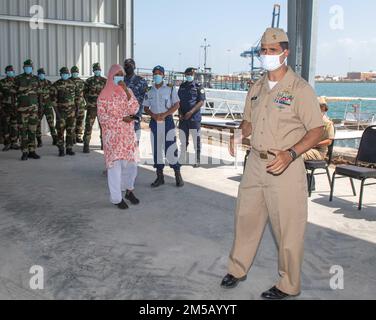 DJIBOUTI, Djibouti (17 février 2022) – États-Unis Bleu marine clair Luis Aybar, chef adjoint, bureau de la coopération en matière de sécurité aux États-Unis Ambassade de Djibouti, parle aux partenaires maritimes internationaux lors des cérémonies de clôture de l'exercice Cutlass Express 2022 qui s'est tenu au quai de la marine djiboutienne Djibouti, Djibouti, le 17 février. Cutlass Express 2022, parrainé par les États-Unis Commandement de l'Afrique et dirigé par les États-Unis Forces navales en Afrique, vise à améliorer la coopération régionale entre les pays participants afin d'accroître la sécurité maritime dans les régions d'Afrique de l'est. Banque D'Images