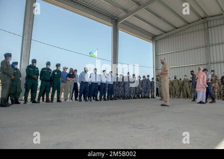 220217-N-MK618-0014 DJIBOUTI, Djibouti (17 février 2022) CDR. Taylor Dewey, commandant de mission de l'escadron 10 de la Force expéditionnaire maritime, prend la parole lors de la cérémonie de clôture de l'exercice Cutlass Express 2022. Cutlass Express, parrainé par les États-Unis Commandement de l'Afrique et dirigé par les États-Unis Forces navales en Afrique, vise à améliorer la coopération régionale entre les pays participants afin d'accroître la sécurité maritime dans les régions côtières de l'Afrique de l'est. Banque D'Images