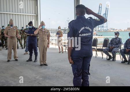 220217-N-MK618-0024 DJIBOUTI (Djibouti, Djibouti, 17 février 2022) le contre-amiral Mark Haigé décerne un certificat d'achèvement pour le cours sur la visite, le conseil, la fouille et la saisie (VBSS) lors de la cérémonie de clôture de l'exercice Cutlass Express 2022. Cutlass Express, parrainé par les États-Unis Commandement de l'Afrique et dirigé par les États-Unis Forces navales en Afrique, vise à améliorer la coopération régionale entre les pays participants afin d'accroître la sécurité maritime dans les régions côtières de l'Afrique de l'est. Banque D'Images