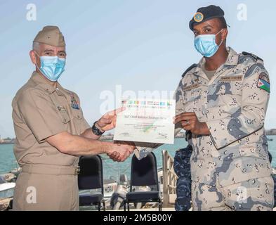 DJIBOUTI, Djibouti (17 février 2022) – États-Unis Mark Haigus, commandant adjoint du Commandement de combat expéditionnaire de la Marine, présente un certificat d'achèvement à Bahdon Ibrahim Olow, membre de la garde côtière djiboutienne, lors des cérémonies de clôture de l'exercice Cutlass Express 2022 qui s'est tenu au quai de la marine djiboutienne à Djibouti, Djibouti, en février 17. Cutlass Express 2022, parrainé par les États-Unis Commandement de l'Afrique et dirigé par les États-Unis Forces navales en Afrique, vise à améliorer la coopération régionale entre les pays participants afin d'accroître la sécurité maritime dans les régions d'Afrique de l'est Banque D'Images