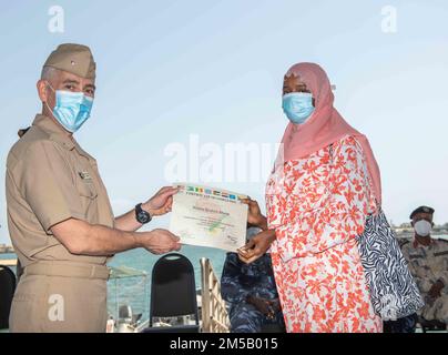 DJIBOUTI, Djibouti (17 février 2022) – États-Unis Mark Haigus, commandant adjoint du Commandement de combat expéditionnaire de la Marine arrière, présente un certificat d'achèvement à Naima Ibrahim Maow, interprète et agent de liaison culturelle, lors des cérémonies de clôture de l'exercice Cutlass Express 2022 qui s'est tenu au quai de la marine djiboutienne à Djibouti, en février 17. Cutlass Express 2022, parrainé par les États-Unis Commandement de l'Afrique et dirigé par les États-Unis Forces navales en Afrique, vise à améliorer la coopération régionale entre les pays participants afin d'accroître la sécurité maritime dans les régions d'Afrique de l'est. Banque D'Images