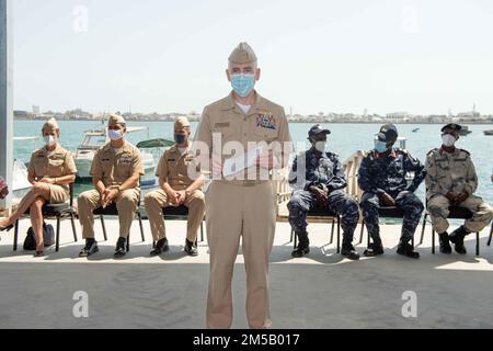 220217-N-MK618-0017 DJIBOUTI, Djibouti (17 février 2022) le contre-amiral Mark Haigus prend la parole à la cérémonie de clôture de l'exercice Cutlass Express 2022. Cutlass Express, parrainé par les États-Unis Commandement de l'Afrique et dirigé par les États-Unis Forces navales en Afrique, vise à améliorer la coopération régionale entre les pays participants afin d'accroître la sécurité maritime dans les régions côtières de l'Afrique de l'est. Banque D'Images