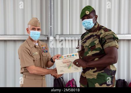 220217-N-MK618-0107 DJIBOUTI (Djibouti, Djibouti, 17 février 2022) le contre-amiral Mark Hailis remet au membre du service Senegali un certificat d'instruction pour le cours sur la visite, le conseil, la perquisition et la saisie (VBSS) lors de la cérémonie de clôture de l'exercice Cutlass Express 2022. Cutlass Express, parrainé par les États-Unis Commandement de l'Afrique et dirigé par les États-Unis Forces navales en Afrique, vise à améliorer la coopération régionale entre les pays participants afin d'accroître la sécurité maritime dans les régions côtières de l'Afrique de l'est. Banque D'Images