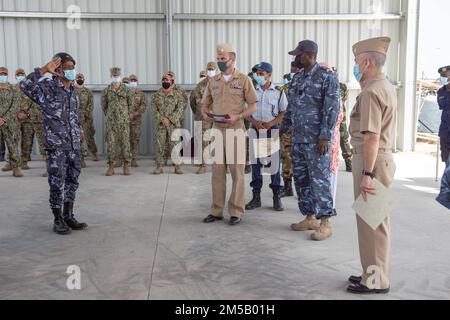 220217-N-MK618-0024 DJIBOUTI (Djibouti, Djibouti, le 17 février 2022) le contre-amiral Mark Haigé décerne un certificat d'achèvement à un membre du service de la marine djiboutienne lors de la cérémonie de clôture de l'exercice Cutlass Express 2022 pour les cours de visite, de perquisition, de perquisition et de saisie (VBSS). Cutlass Express, parrainé par les États-Unis Commandement de l'Afrique et dirigé par les États-Unis Forces navales en Afrique, vise à améliorer la coopération régionale entre les pays participants afin d'accroître la sécurité maritime dans les régions côtières de l'Afrique de l'est. Banque D'Images