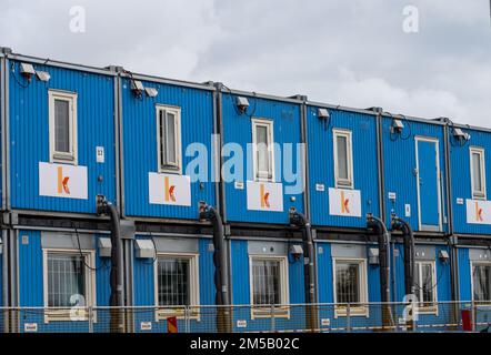 Göteborg, Suède - 04 juillet 2022 : longue rangée de casernes bleues sur un chantier de construction Banque D'Images