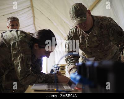 Le Sgt Reid Beveridge, maître principal, surintendant Agile Battle Lab du Commandement du combat aérien, et la classe Airman 1st Mia Hanna, analyste du renseignement de l'escadron des opérations 355th, discutent de la façon d'améliorer les capacités de communication dans les environnements austères à la base aérienne Davis-Monthan, en Arizona, le 17 février 2022. Le personnel de l'ACC ABL et de la GCC 5th s'est rendu à l'AFB de Davis-Monthan pour former et équiper l'escadron de chasseurs 354th de nouveaux outils afin d'améliorer les capacités de commandement, de contrôle et de communication pendant l'emploi de combat Agile. Banque D'Images