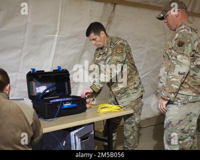 Le Sgt Reid Beveridge, chef principal, surintendant, Commandement du combat aérien, surintendant, Agile Battle Lab, conseille les États-Unis 1st Lt. Tyler McGuire de la Force aérienne, chef du vol de renseignement de l'escadron 354th chasseurs, sur la façon d'installer et de ventiler correctement l'équipement de communication conçu pour améliorer les capacités de communication austère à la base aérienne Davis-Monthan, en Arizona, le 17 février 2022. Le personnel du Laboratoire de combat Agile du Commandement de combat aérien et du Groupe de communication au combat 5th se sont rendus à Davis-Monthan pour former et équiper le 354th Escadron de combat de nouveaux outils pour améliorer le cap de commandement, de contrôle et de communication Banque D'Images