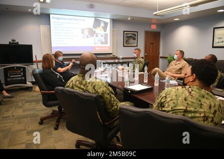 220217-N-DB801-0325 MAYPORT, FLORIDE – (Le 17 février 2022) – Dawn Cutler, sous-ministre à la retraite, vice-présidente exécutive et chef des opérations de la Marine-Marine corps relief Society (NMCRS), quatrième de gauche, prend la parole lors d'une réunion avec les dirigeants locaux sur la base navale de Mayport, le 17 février 2022. Le NMCRS est un organisme à but non lucratif qui fournit une aide financière et éducative aux Marines et marins actifs et à leurs familles. L'organisation offre des prêts, de l'aide COVID-19, des infirmières en visite, des voyages d'urgence et des secours en cas de catastrophe. ÉTATS-UNIS Forces navales Southern Command/U.S. 4th Fleet soutient U Banque D'Images