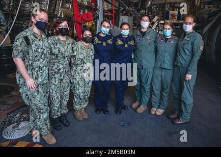 220217-N-GF955-1187 CARTAGENA (Colombie) - (le 17 février 2022) -- des marins féminins affectés au navire de combat littoral Freedom-variant USS Billings (LCS 15), au « Shadow Det » de l'escadron de combat de la mer d'hélicoptère (HSC) 28, au détachement 7, et à la marine colombienne posent pour une photo lors d'une tournée du navire, le 17 février 2022. Billings est déployé dans la zone d’opérations de la flotte américaine 4th afin d’appuyer la mission de la Force opérationnelle interagences conjointe Sud, qui comprend des missions de lutte contre le trafic de drogues illicites dans les Caraïbes et le Pacifique oriental. Banque D'Images