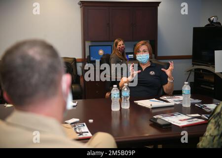 220217-N-DB801-0310 MAYPORT, FLORIDE – (17 février 2022) – Dawn Cutler, SMA retraité, vice-président exécutif et chef des opérations de la Marine-Marine corps relief Society (NMCRS), parle avec Jim Aiken, commandant aux États-Unis Forces navales Southern Command/U.S. 4th Fleet, lors d'une réunion sur la base navale de Mayport, le 17 février 2022. Le NMCRS est un organisme à but non lucratif qui fournit une aide financière et éducative aux Marines et marins actifs et à leurs familles. L'organisation offre des prêts, de l'aide COVID-19, des infirmières en visite, des voyages d'urgence et des secours en cas de catastrophe. ÉTATS-UNIS Marine F Banque D'Images