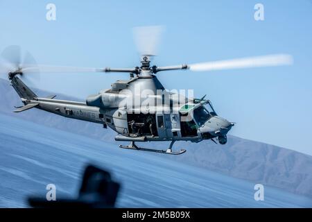 A ÉTATS-UNIS Corps maritime UH-1Y Venom avec Marine Attack Light Helicopter Squadron 469, Marine Aircraft Group 39, 3rd Marine Aircraft Wing (MAW), vole au large de l'île de San Clemente, Californie, le 17 février 2022. Winter Fury 22 offre aux Marines de 3rd MAW des possibilités de formation réalistes et pertinentes nécessaires pour répondre à toute crise à travers le monde et gagner résolument dans un conflit maritime très contesté. Banque D'Images