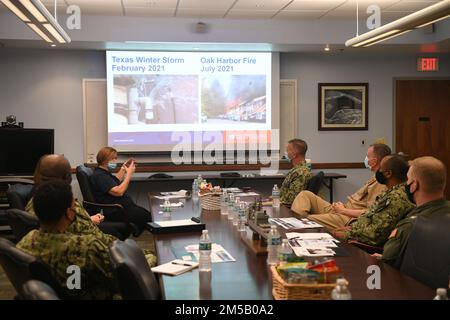 220217-N-DB801-0320 MAYPORT, FLORIDE – (Le 17 février 2022) – Dawn Cutler, sous-ministre à la retraite, vice-présidente exécutive et chef des opérations de la Marine-Marine corps relief Society (NMCRS), quatrième de gauche, prend la parole lors d'une réunion avec les dirigeants locaux sur la base navale de Mayport, le 17 février 2022. Le NMCRS est un organisme à but non lucratif qui fournit une aide financière et éducative aux Marines et marins actifs et à leurs familles. L'organisation offre des prêts, de l'aide COVID-19, des infirmières en visite, des voyages d'urgence et des secours en cas de catastrophe. ÉTATS-UNIS Forces navales Southern Command/U.S. 4th Fleet soutient U Banque D'Images