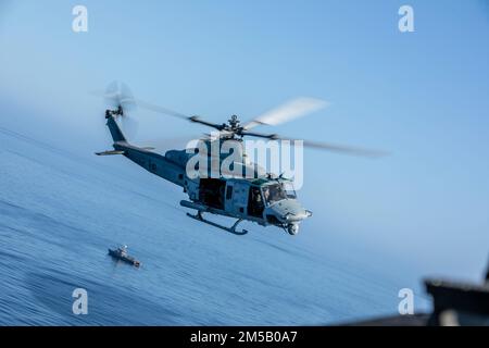 A ÉTATS-UNIS Corps maritime UH-1Y Venom avec Marine Attack Light Helicopter Squadron 469, Marine Aircraft Group 39, 3rd Marine Aircraft Wing (MAW), vole au large de l'île de San Clemente, Californie, le 17 février 2022. Winter Fury 22 offre aux Marines de 3rd MAW des possibilités de formation réalistes et pertinentes nécessaires pour répondre à toute crise à travers le monde et gagner résolument dans un conflit maritime très contesté. Banque D'Images