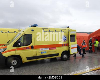 220217-O-AH609-1006-GR ACTIVITÉ DE SOUTIEN NAVAL SOUDA BAY (Grèce) (17 février 2022) activité de soutien naval les services d'incendie et d'urgence de Souda Bay en Crète (Grèce) ont participé à un exercice de préparation conjoint à l'aéroport international Ioannis Daskalogiannis Chania, le 17 février 2022. L'exercice a favorisé l'état de préparation et la coordination entre les services d'urgence de soutien qui répondraient en cas d'incident catastrophique à l'aéroport. Parmi les participants figuraient également des équipes de l'aéroport international de la Canée, de l'aile de combat 115th, de l'Aviation hellénique, de Fraport Grèce, qui est responsable de mai Banque D'Images