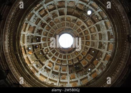 Dôme dans l'ancien bâtiment abandonné, vue de dessous intérieure. Banque D'Images