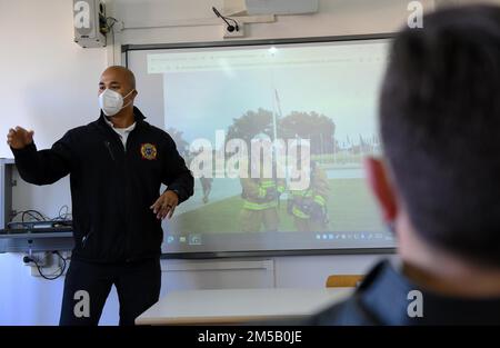 220217-N-IE405-1270 NAPLES (Italie) (17 février 2022) Anthony Dobbins, chef adjoint de la formation de l'activité de soutien naval (NSA) Naples Fire and Emergency Services, parle de la sécurité-incendie à des étudiants de l'école secondaire Liceo Statale Scientifico-Linguistico Immanuel Kant lors d'un événement de relations communautaires, 17 février 2022. NSA Naples est une base opérationnelle à terre qui permet aux forces des États-Unis, des alliés et des pays partenaires d'être là où elles sont nécessaires, quand elles sont nécessaires pour assurer la sécurité et la stabilité dans les zones de responsabilité européennes, africaines et centrales. Banque D'Images