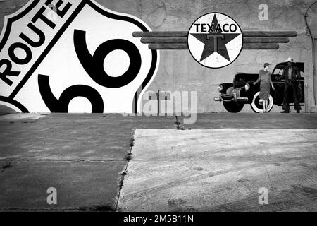 Une fresque nostalgique de la route 66, de Doug Quarles, sur le bord de la route à Tucumcari, Nouveau-Mexique. Banque D'Images