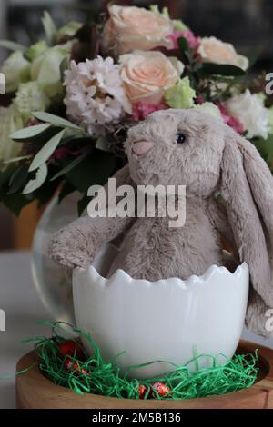 Un gros plan de la décoration du lapin de Pâques avec des fleurs colorées sur la table Banque D'Images